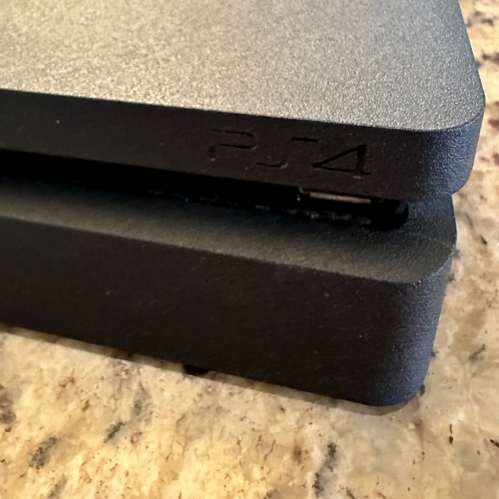 PlayStation PS4 Console with Gold and Black Controllers and 7 Physical Games - Picture 5 of 7
